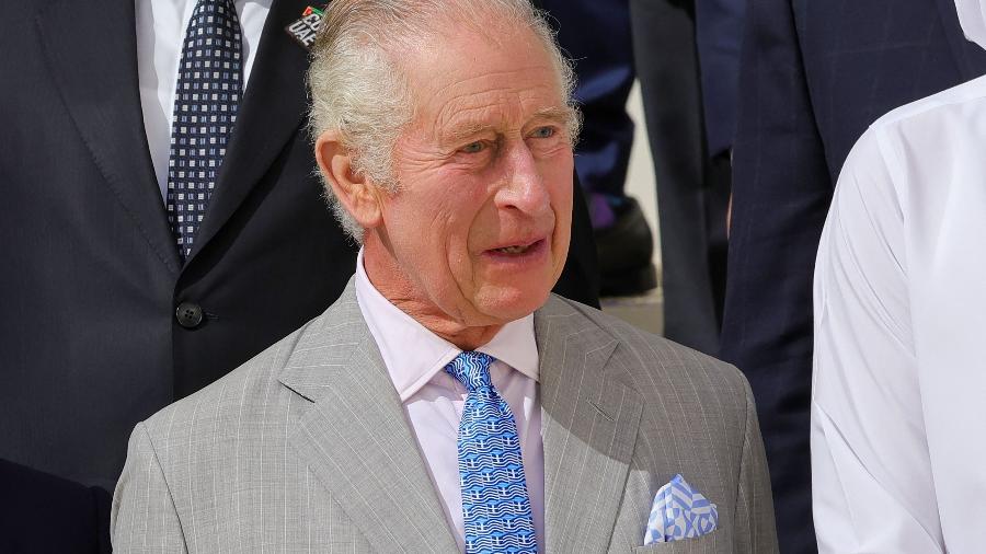 O rei Charles usou uma gravata com as cores e símbolos da bandeira nacional grega