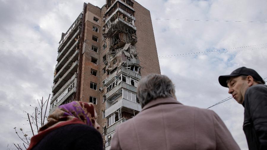 Prédio residencial é atingido por um ataque de drone russo em Kharkiv, Ucrânia, 4 de abril de 2024