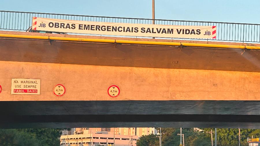 Faixa da campanha por obras emergenciais na Ponte Aricanduva, zona leste de São Paulo