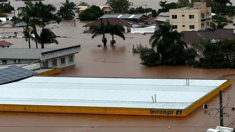 Somente o teto do posto de combustível não foi coberto pela enchente em Muçum (RS) 