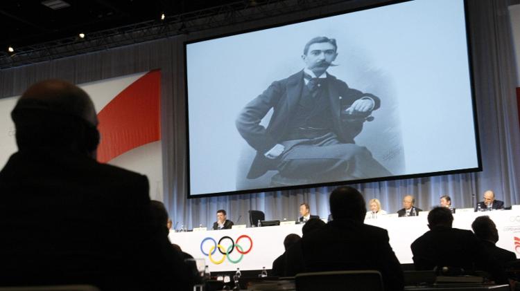 Imagem do barão de Coubertin é projetada no telão durante congresso do Comitê Olímpico Internacional, em Copenhague (Dinamarca), em outubro de 2009