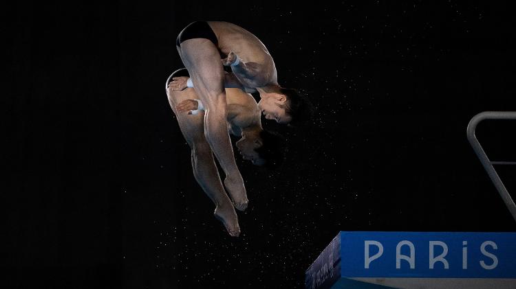 Os chineses Lian Junjie e Yang Hao na final masculina de saltos ornamentais na plataforma de 10m nos Jogos Olímpicos de Paris