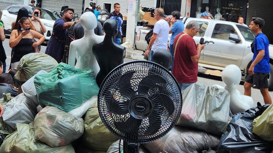 Comerciantes retiraram as mercadorias que deram das lojas próximas ao incêndio - Thaís Augusto/UOL