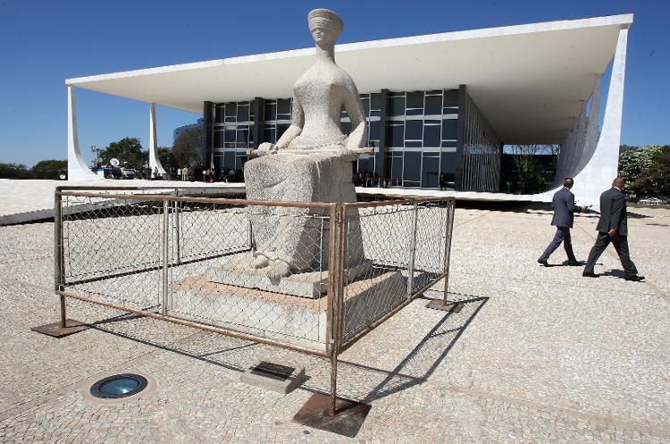 2008: estátua da Justiça cercada com grades, durante julgamento do STF sobre o processo da demarcação da reserva indígena Raposa/Serra do Sol (RR)