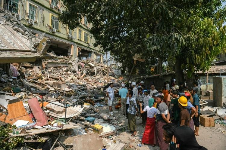 Resgate tenta resgatar moradores presos sob os escombros de um prédio em Mandalay Resgate tenta resgatar moradores presos sob os escombros de um prédio em Mandalay