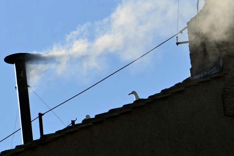 Fumaça branca saiu de chaminé no fim de tarde no Vaticano Fumaça branca saiu de chaminé no fim de tarde no Vaticano
