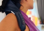 Massageador de pescoço que simula toque humano é bom? Confira nosso teste (Foto: Bruna Souza Cruz/UOL)