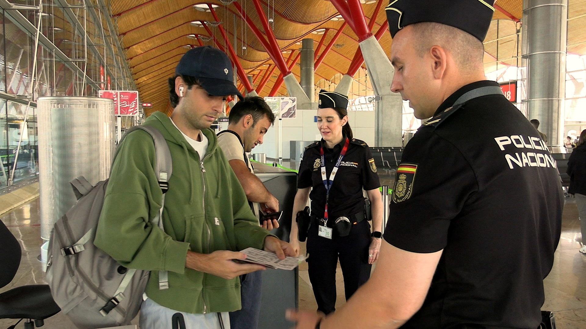 Policiais da Polícia Nacional da Espanha verificam os documentos de viajantes que chegam da Itália, após o governo espanhol ter anunciado que estabeleceria controles de fronteira para voos e navios provenientes da Itália, a partir da meia-noite de sábado até 7 de setembro, em meio a uma disputa sobre a migração irregular, no Aeroporto de Madri-Barajas, em Madri, Espanha, em 8 de agosto de 2026. Polícia Espanhola/Divulgação via REUTERS - undefined