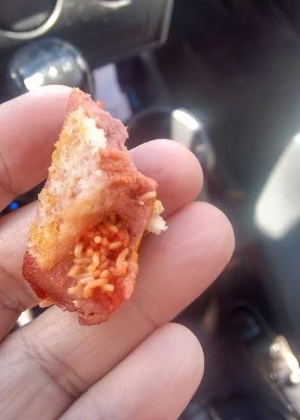Consumidora encontrou larvas em enroladinho de salsicha comprado em supermercado  - Acervo pessoal