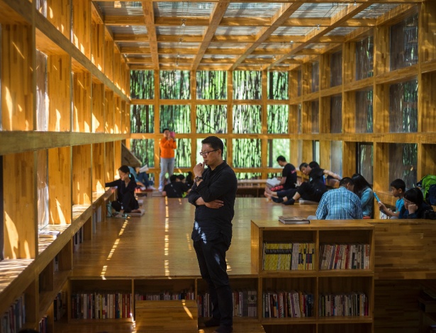 Li Xiaodong (centro), arquiteto, dentro da biblioteca Liyuan, em Jiaojiehe (China) - Sim Chi Yin/The New York Times