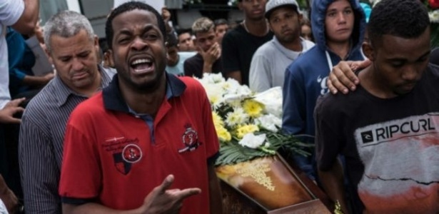 Os cinco jovens foram mortos no sábado quando voltavam do Parque de Madureira - AFP