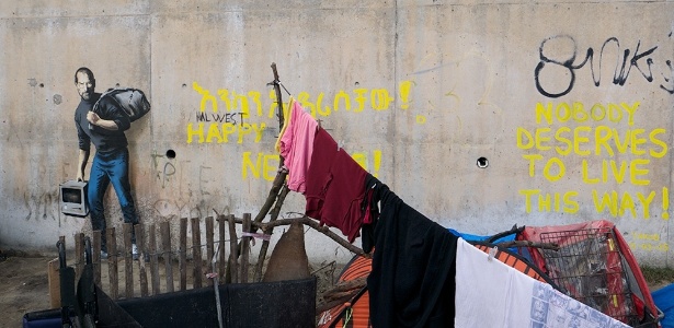 Bansky retratou Steve Jobs perto de um campo de refugiados em Calais, na França - Reprodução/http://banksy.co.uk/