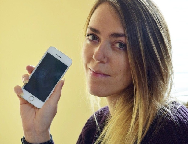 Sophie Highfield, 31, comprou um iPhone 5 e se surpreendeu ao descobrir que o aparelho tinha armazenados os contatos de vários famosos. - Reprodução/SWNS