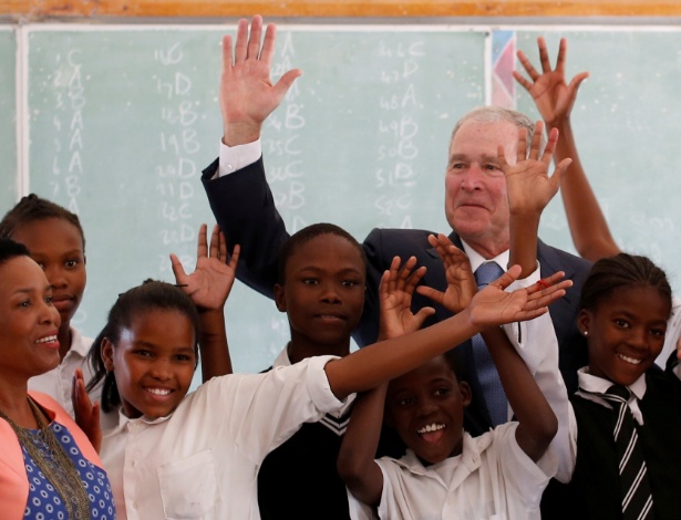 O ex-presidente George W. Bush posa com crianças em escola de Botsuana - Mike Hutchings/Reuters