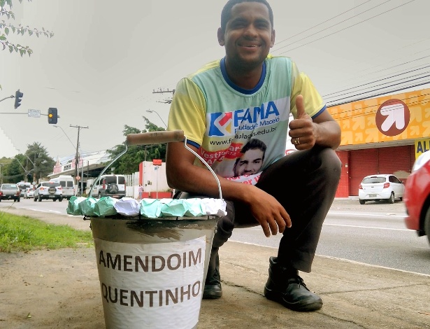 Jhone Vicente dos Santos, 29, vende amendoim em avenida de Maceió e ganhou uma bolsa para cursar a faculdade de direito - Carlos Madeiro/UOL