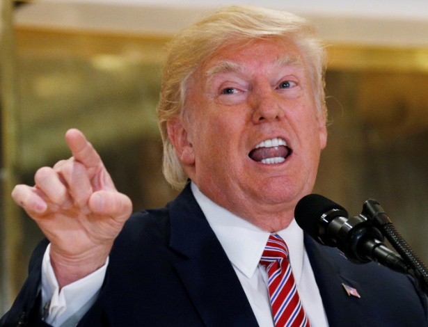 Donald Trump, na coletiva de imprensa desta terça-feira (15) no saguão da Trump Tower - Kevin Lamarque/Reuters