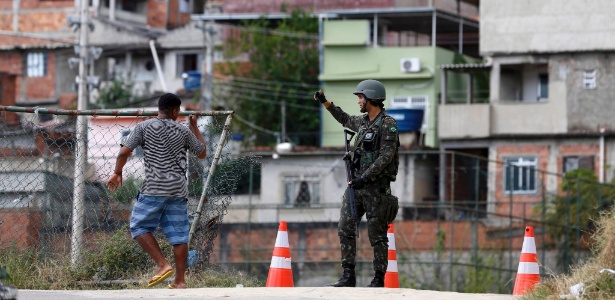 Operação das forças de segurança na comunidade do Bateau Mouche - Pablo Jacob/O Globo
