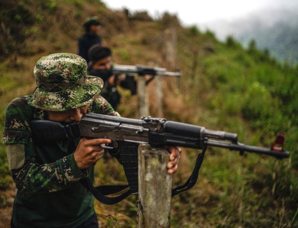 Membros das Farc atiram durante treinamento na Colômbia - Federico Rios Escobar/The New York Times