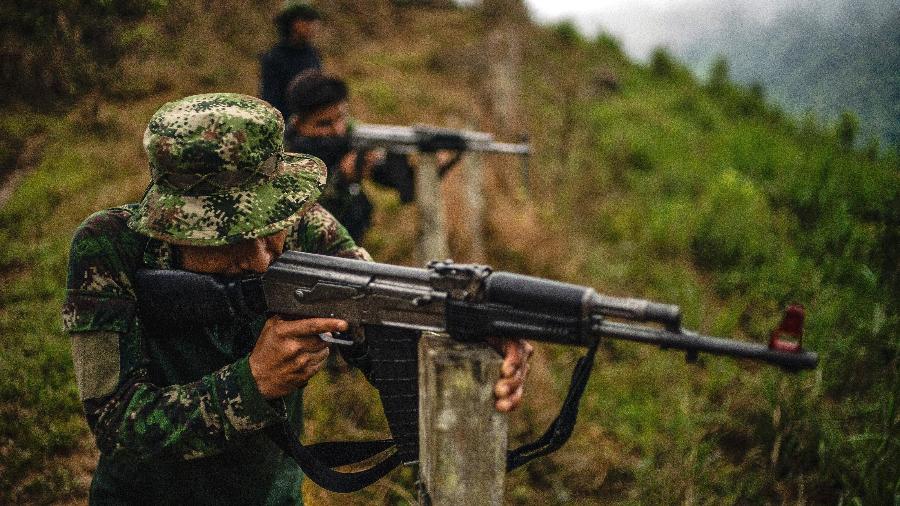 Imagem de arquivo de membros das Farc atirando durante treinamento na Colômbia;  um dos comandantes das dissidências das Farc foi morto na Venezuela - Federico Rios Escobar/The New York Times