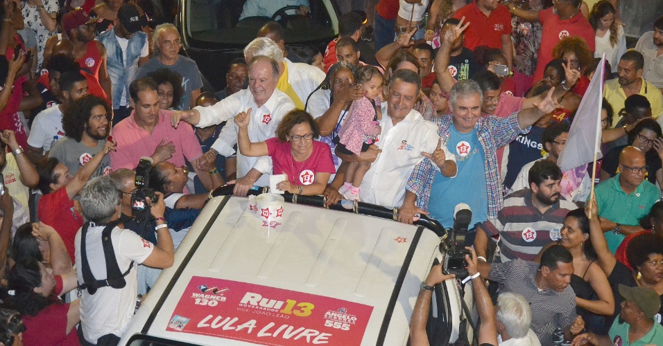 O governador reeleito da Bahia, Rui Costa, juntamente com Angelo Coronel e Jaques Wagner eleitos para o Senado, comemoram suas eleições com apoiadores no Rio Vermelho na cidade de Salvador 
