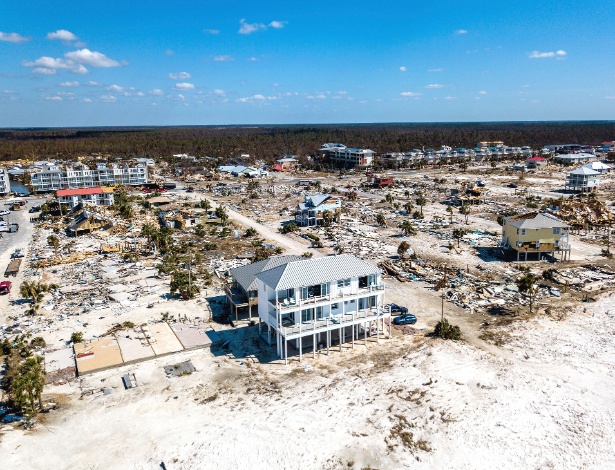 Casa foi uma das poucas que ficaram em pé após passagem do furacão Michael por Mexico Beach, na Flórida - Johnny Milano/The New York Times