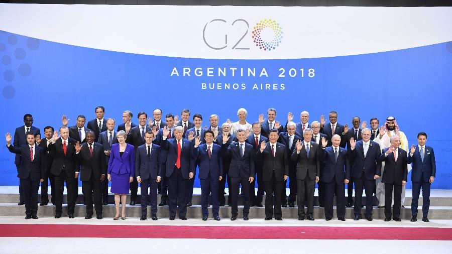 Líderes dos países participantes do G20 em Buenos Aires posam para foto do evento - Alexander Nemenov/AFP