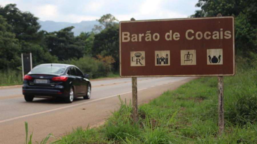 25.mai.2019 - Placa turística em Barão de Cocais (MG); Vale destaca que as descaracterizações dessas barragens são processos complexos - Luciana Quierati/UOL