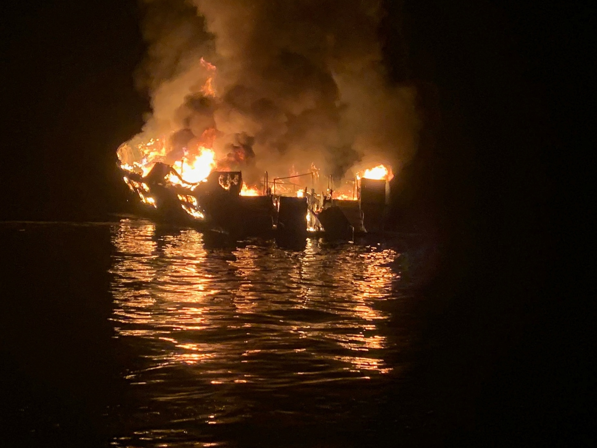 Barco pega fogo na costa da Califórnia e 34 pessoas estão desaparecidas -  02/09/2019 - UOL Notícias