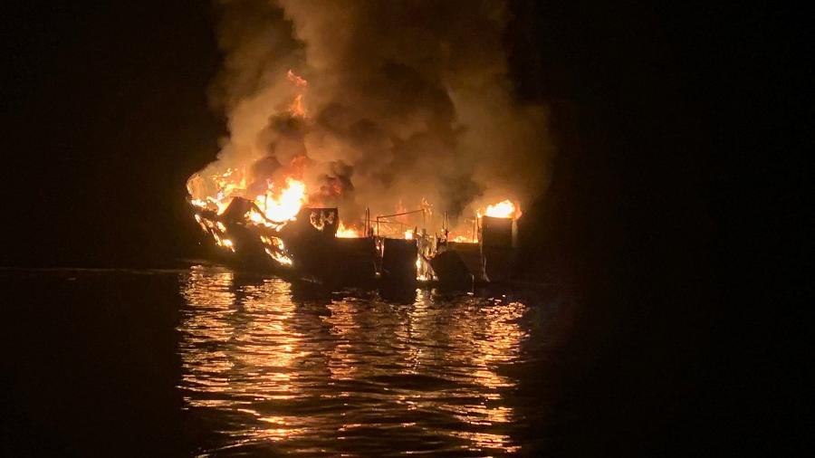 Embarcação com 39 passageiros pega fogo próximo à costa da Califórnia, nos Estados Unidos - Santa Barbara County Fire Department/via Reuters