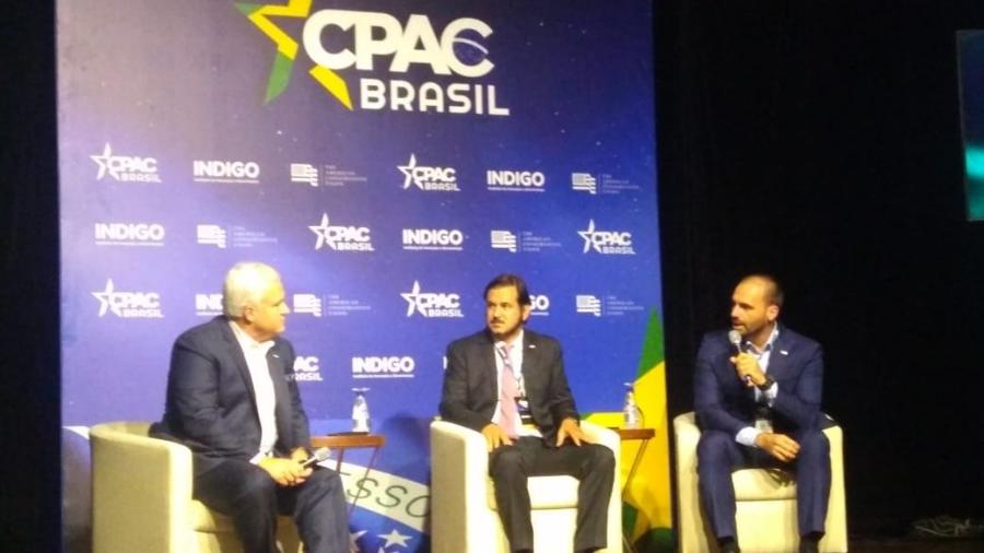 Eduardo Bolsonaro, Antonio de Rueda, vice-presidente do PSL, e Matt Schlapp, presidente da União Conservadora Americana, em entrevista no CPAC Brasil - Bernardo Barbosa/UOL