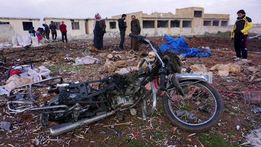 24.dez.2019 - Sírios observam local onde um ataque aéreo da Rússia matou oito pessoas, incluindo cinco crianças, em Jubass - Muhammad Haj Kadour/AFP