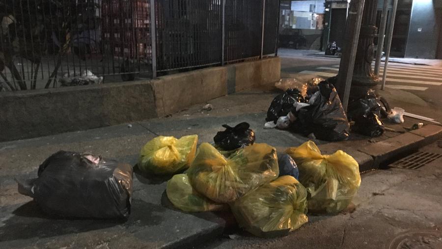 Sacos são colocados na calçada; nova lei vai multar quem jogar lixo e entulho nas ruas em São Paulo  - Felipe Pereira