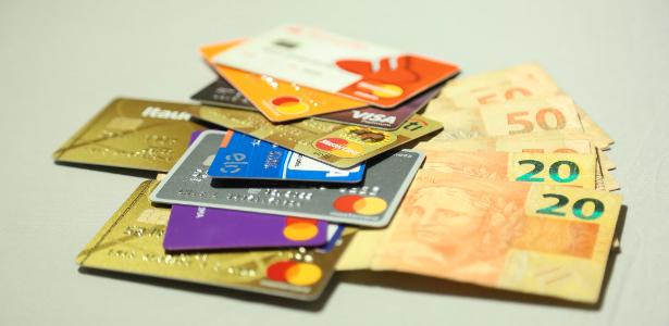 Boleto com cartão de crédito: você pode pagar contas e tributos, mas há custos