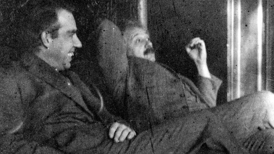 Niels Bohr e Albert Einstein, os dois ganharam o Nobel da Física, mas só um deles foi jogador de futebol - GETTY IMAGES