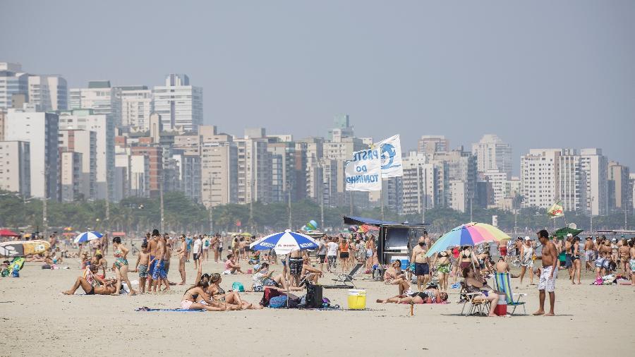 Em Santos, litoral de SP, a movimentação nas praias foi grande diante das altas temperaturas - Leo Orestes/Framephoto/Estadão Conteúdo