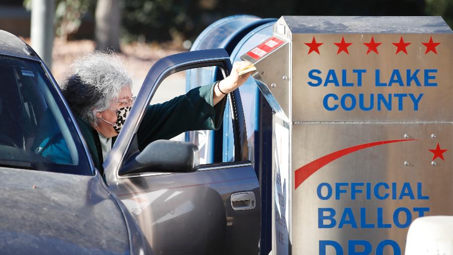 29.out.2020 - Eleitora deposita seu voto em urna em Salt Lake City, Utah, nos Estados Unidos - George Frey/AFP