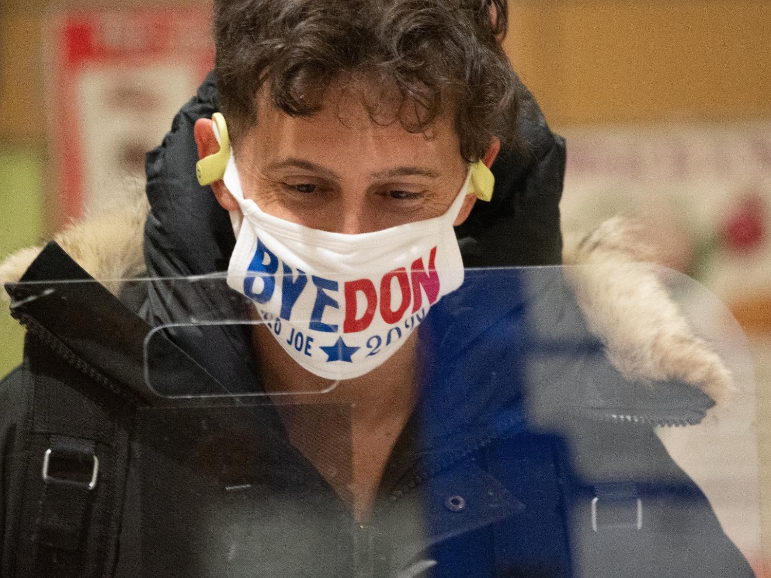 03 nov. 2020 - Eleitor vota em escola pública em Nova York com uma máscara com o trocadilho 'Bye Don' - Bryan R. Smith/AFP