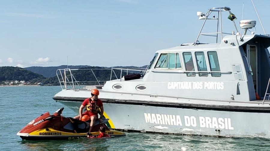 Barco naufragou após pane na tarde de ontem; corpos de vítimas foram resgatados por embarcação da Marinha - Corpo de Bombeiros de SC/Divulgação