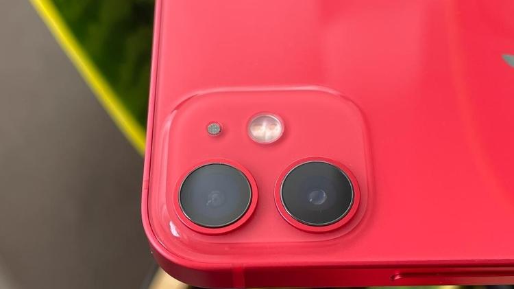 Imagem do iPhone 12 mini com seu conjunto duplo de câmeras - Bruna Souza Cruz/Tilt - Bruna Souza Cruz/Tilt