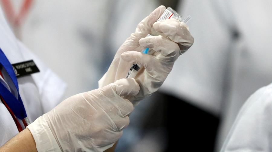 16.jan.2021 - Profissional de saúde prepara dose da Covaxin, vacina contra a covid-19, para aplicar no centro de vacinação em Nova Délhi, na Índia  - Adnan Abidi/Reuters