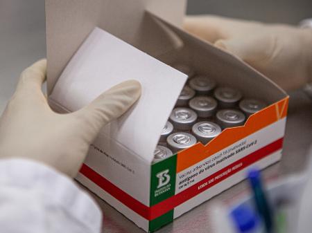 Vacina CoronaVac tem efetividade de 79,6% após aplicação da segunda dose em pessoas com idades entre 60 e 79 anos - Divulgação/Instituto Butantan