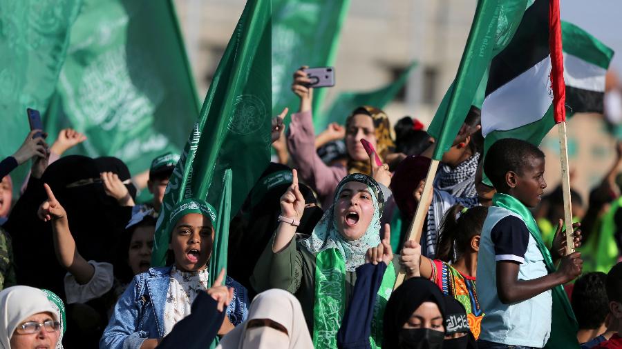 Apoiadores cantam em desfile militar do Hamas
