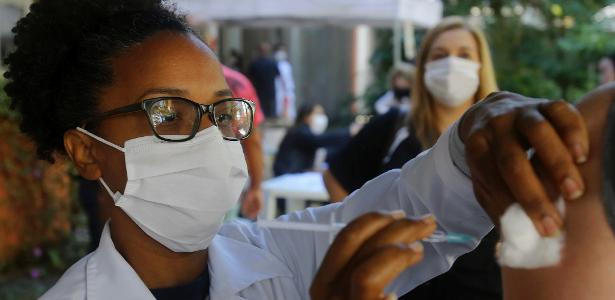 Segundo dados do ministério | Com 60% de vacinados com uma dose, mortes e casos caem 40% em 1 mês