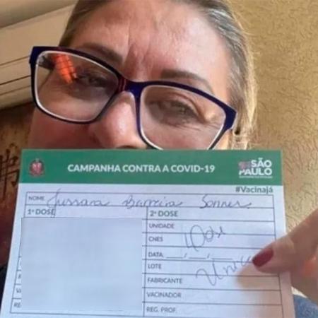 Jussara Sonnen exibe cartão de vacinação; veterinária comemorou tomar terceira dose da vacina contra covid - Reprodução/Facebook