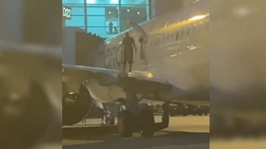 Passageiro saltou na asa do avião assim que aeronave pousou em aeroporto de Miami - Reprodução/Twitter
