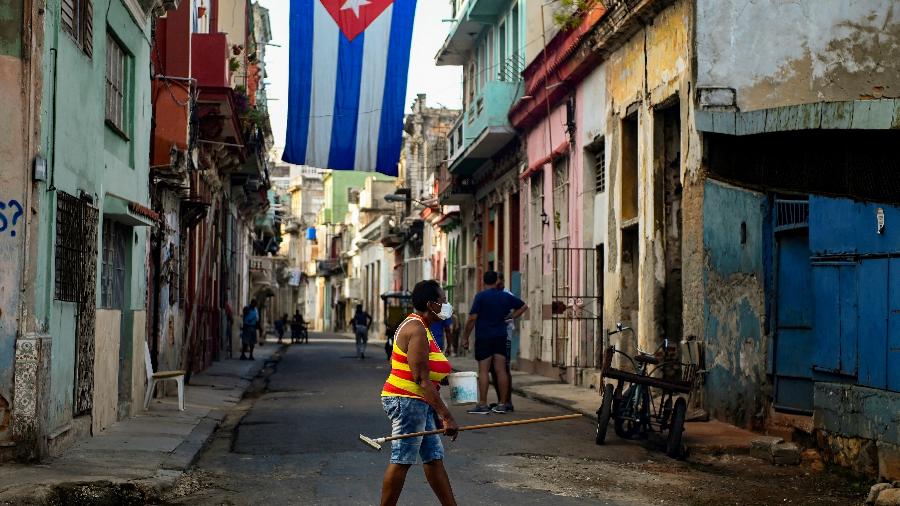 Bandeira de Cuba sobre uma rua de Havana - Yamil Lage/AFP