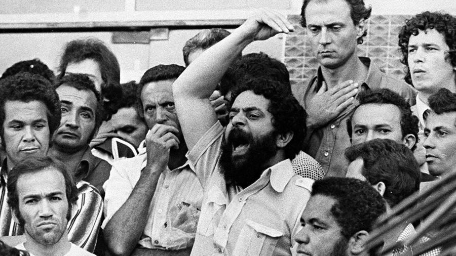 Luiz Inácio Lula da Silva, então presidente do Sindicato dos Metalúrgicos do ABC, discursa, em meio a deputados,   durante a greve de 42 dias em 1980 - Folhapress