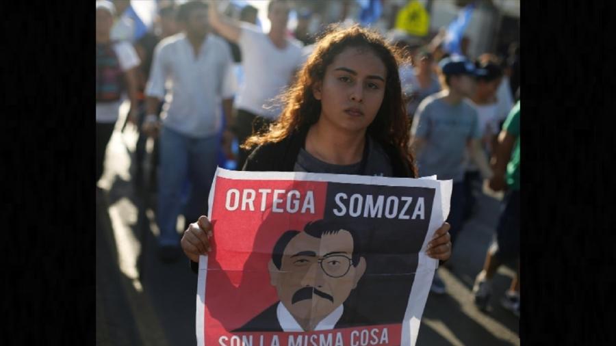 Cartaz em protesto de abril de 2018 diz que Ortega e o ditador Somoza, deposto pela revolução sandista em 1979, "são a mesma coisa". O atual presidente da Nicarágua foi um dos revolucionários. E hoje comanda uma ditadura - Jorge Cabrera/Reuters