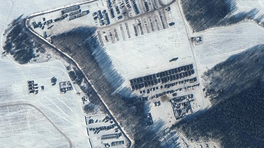 04.fev.22 - Uma imagem de satélite mostra uma área de alojamento de tropas russas e um estacionamento de veículos em Rechitsa, Belarus - MAXAR TECHNOLOGIES/via REUTERS