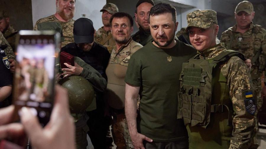18.jun.22 - Volodymyr Zelensky posa para foto com uma militar durante sua visita às tropas ucranianas em Mykolaiv - AFP PHOTO/ PRESS SERVICE OF THE UKRAINIAN PRESIDENCY